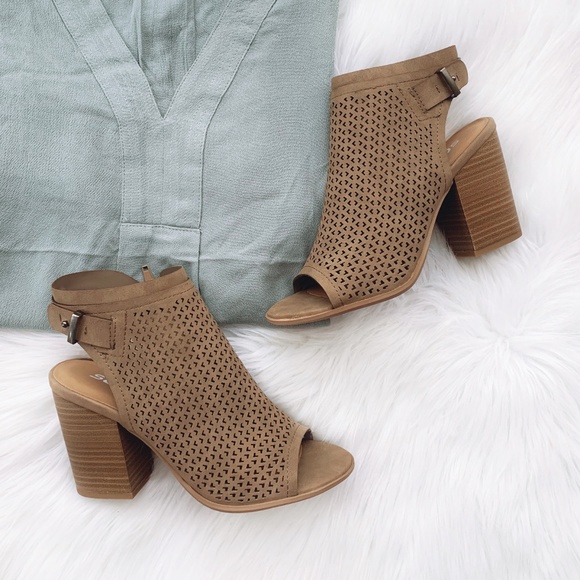 🆕Naomi - Taupe Sandals - Picture 1 of 4